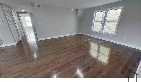 3 bed, 1000 sqft — Photo 2