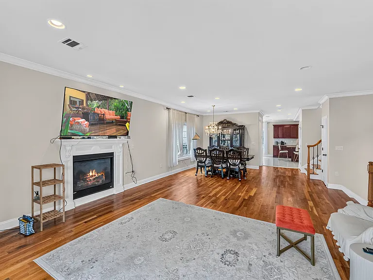 809 Edgewood Ln — Photo 4