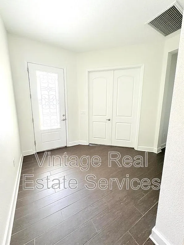3 bed, 3.0 bath, 2507 sqft, $2,900 — Photo 2