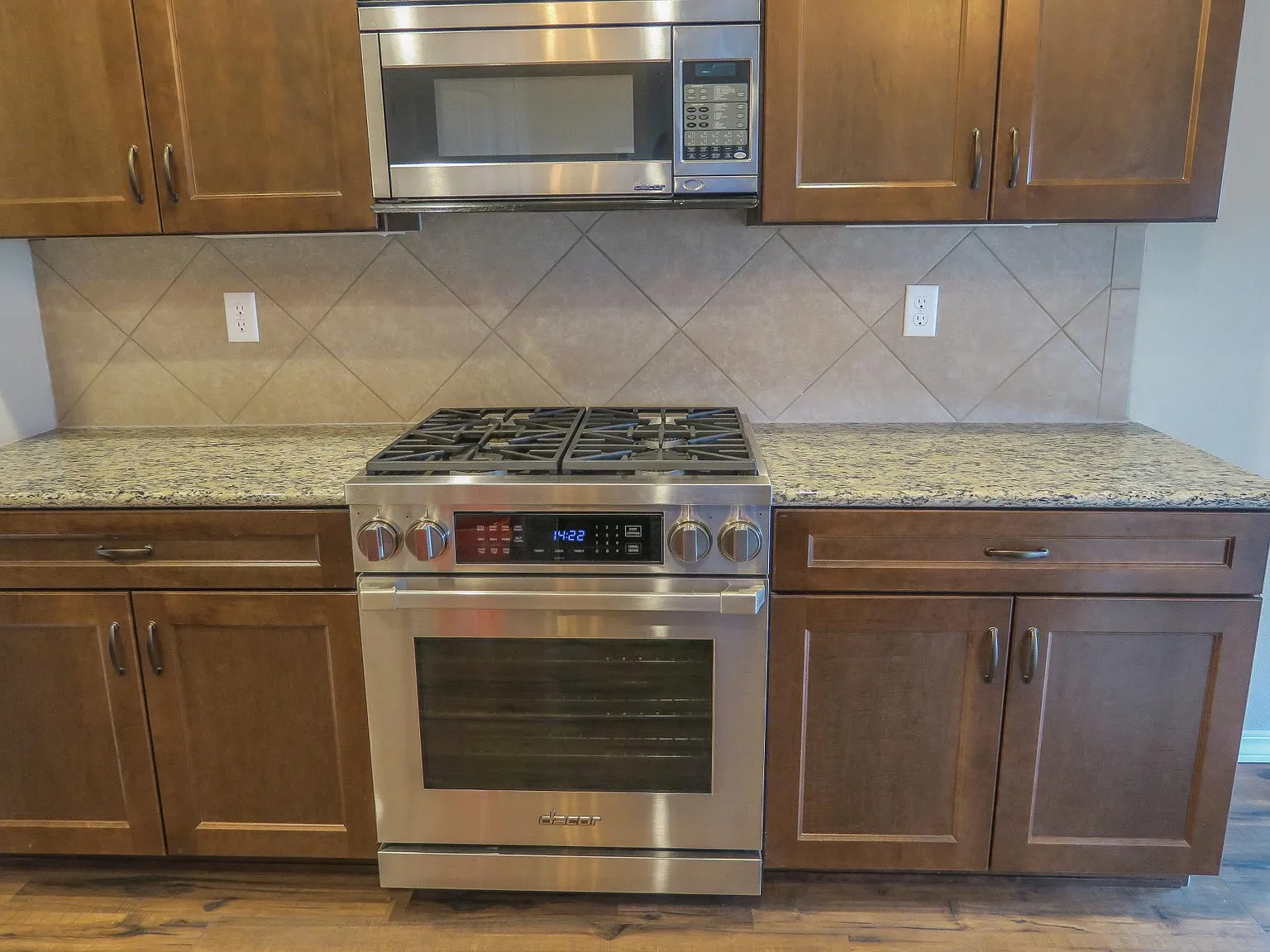 3 bed, 1607 sqft, $2,550 — Photo 2