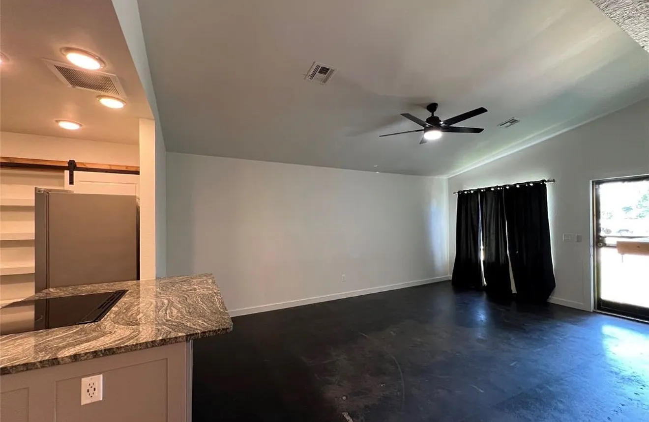 2 bed, 1008 sqft, $1,500 — Photo 3
