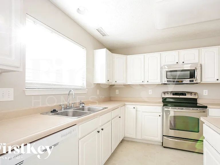 11138 Guy St — Photo 6