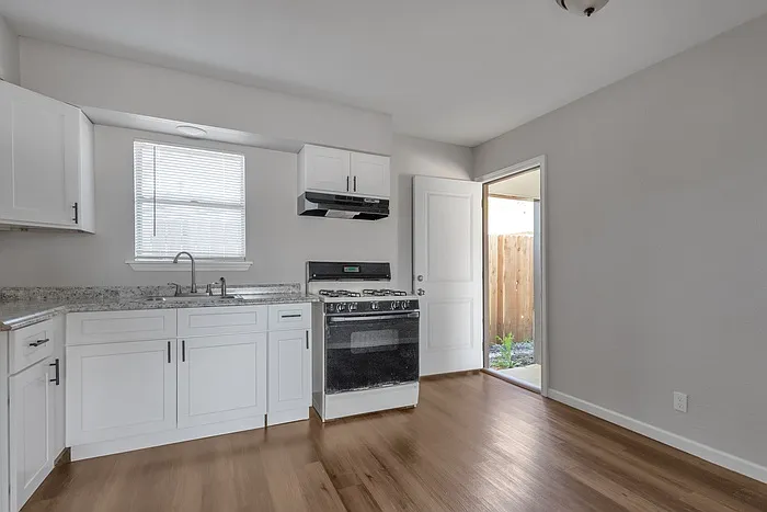 811 John Adams Dr — Photo 7