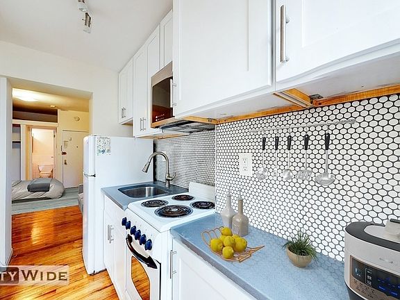 3rd image of 307 E 9th St Front 2D