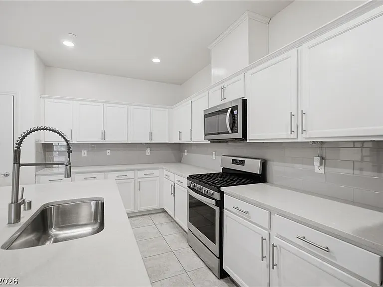 2879 Cabrillo Terrace St — Photo 6