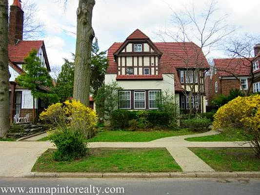 Sold by Anna Pinto Realty | media 1