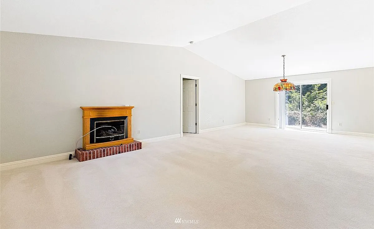 3 bed, 2.5 bath, 2070 sqft, $2,688 — Photo 4
