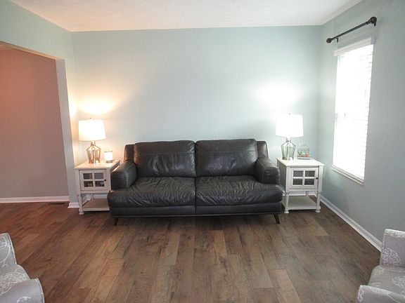 3rd image of 110 Hunters Hill Dr