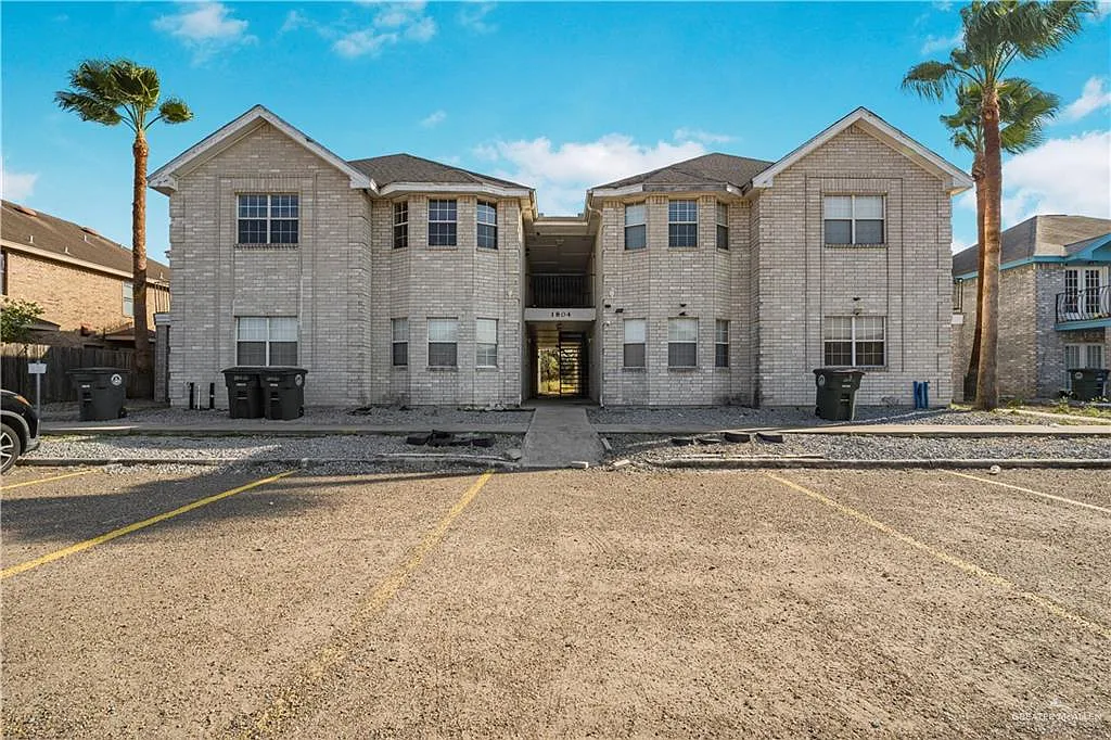 2 bed, 1.0 bath, 893 sqft, $850 — Photo 1