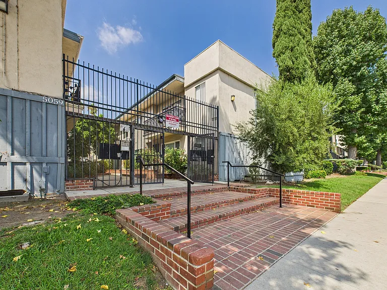 Buffalo Sherman Oaks Apartments — Photo 42
