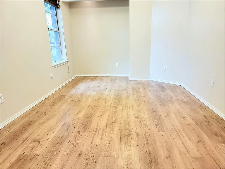1009 Horseman Cv — Photo 9