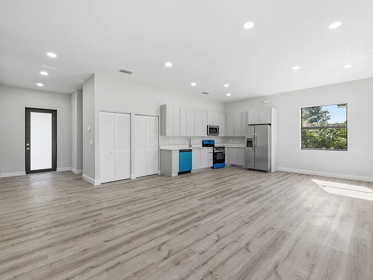 825 Carbon St E — Photo 15