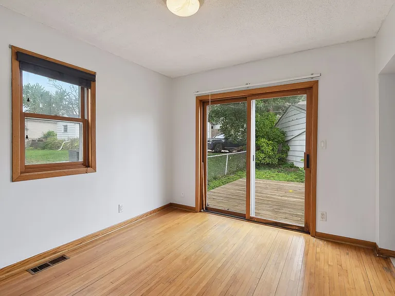 2745 Webster Ave S — Photo 25