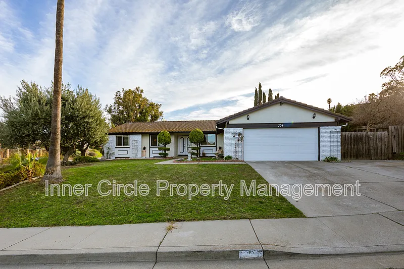 304 Cabrillo Pl photo 1
