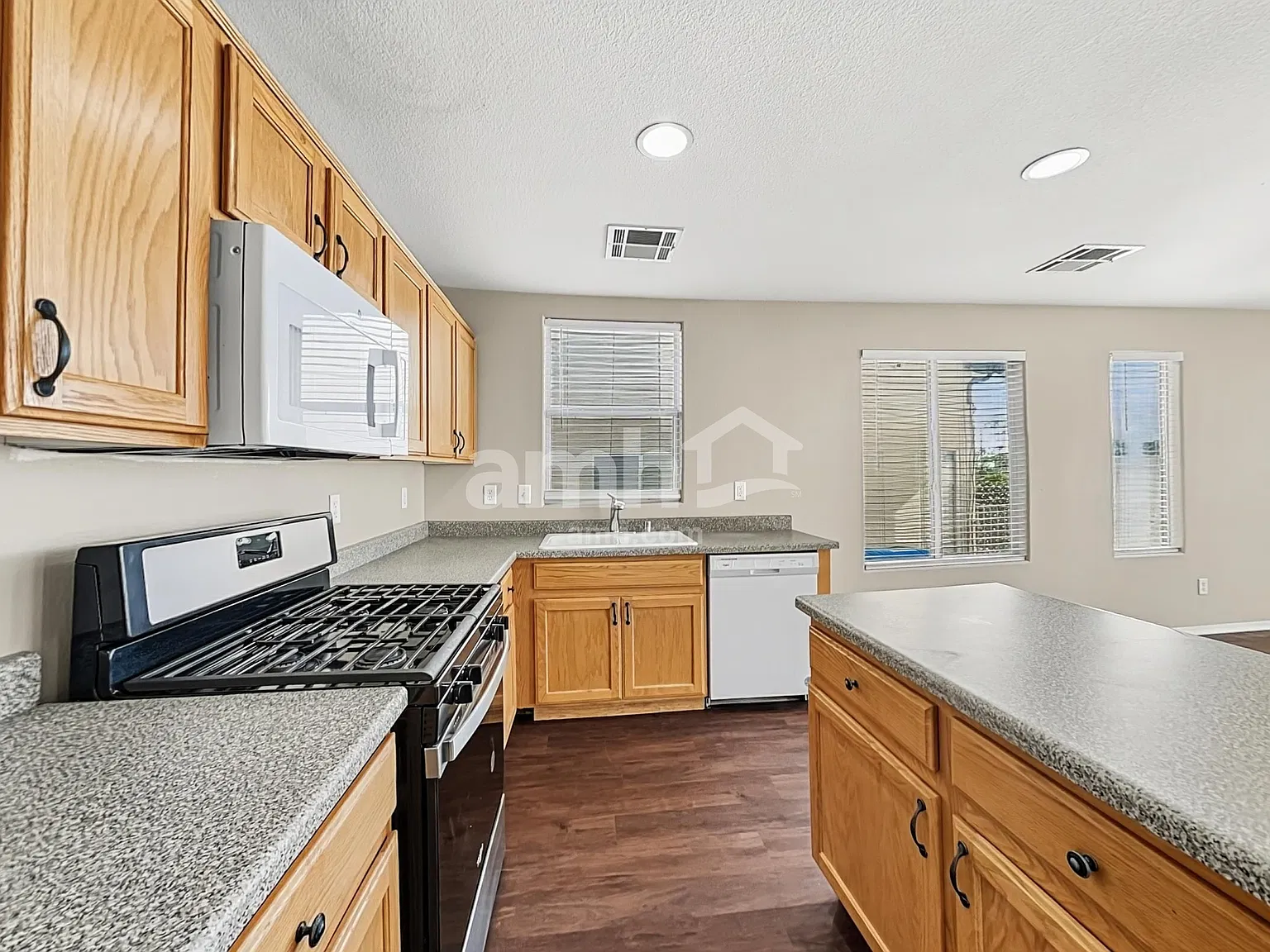 3 bed, 2.5 bath, 1853 sqft, $2,250 — Photo 3
