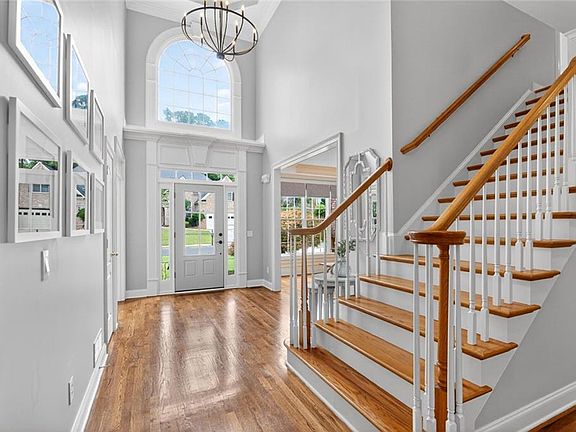 4th image of 3913 Springtree Ln