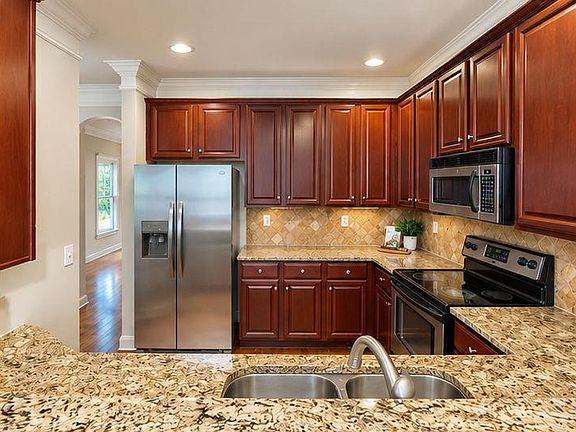 5th image of 634 Irwin St NE