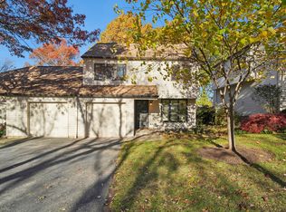 16 Minnisink Dr, Roseland, NJ 07068