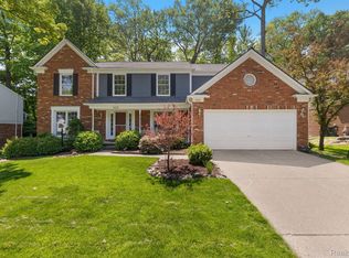 1432 Sandy Ridge Dr, Rochester Hills, MI 48306