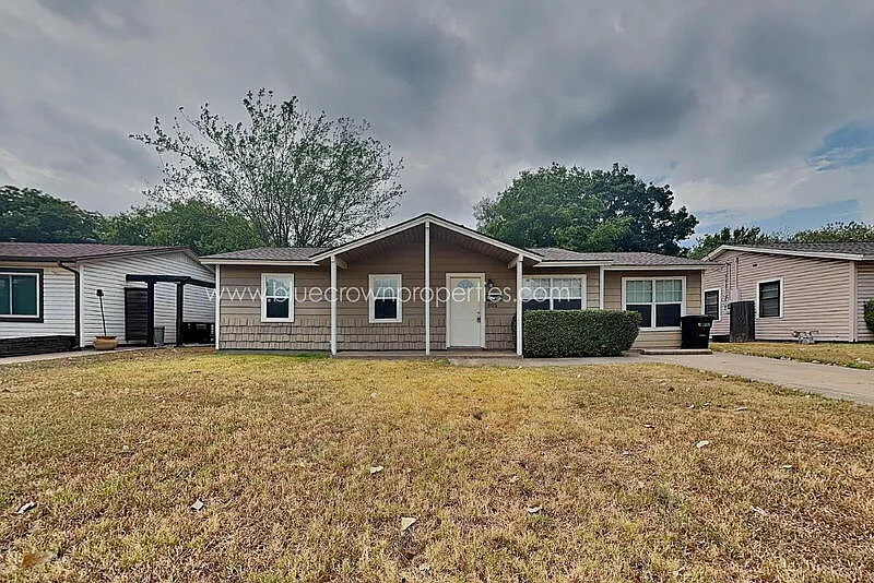3 bed, 1.0 bath, 1200 sqft, $1,800 — Photo 1
