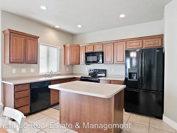 4th image of 2568 N Elm Dr