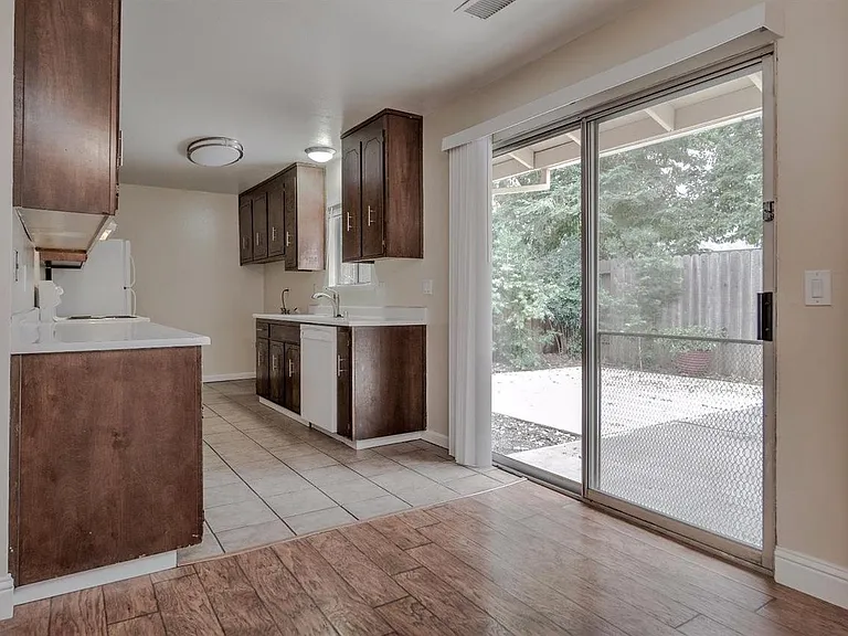 704 Christie Ct — Photo 9