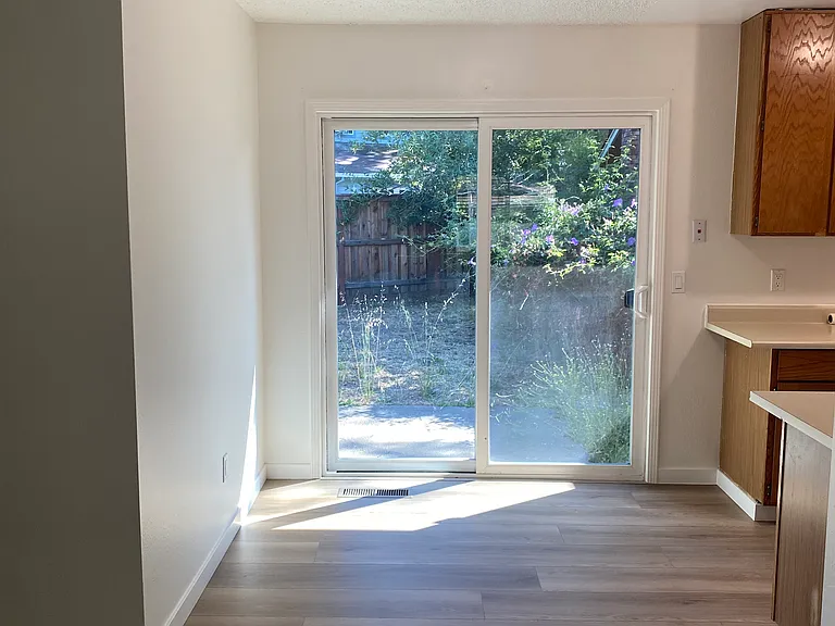 1002 Creekside Ct — Photo 3