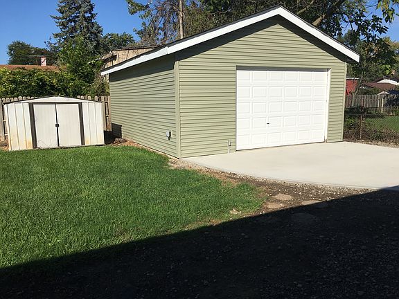 3rd image of 912 East Dr