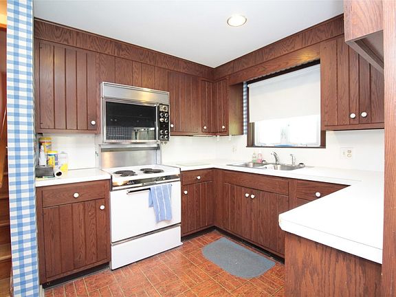 5th image of 124 Carol Ave