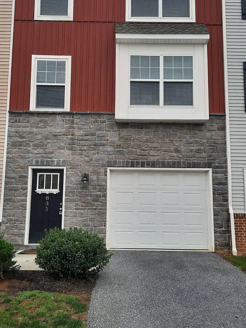 3 bed, 2.5 bath, 2000 sqft, $2,050 — Photo 1