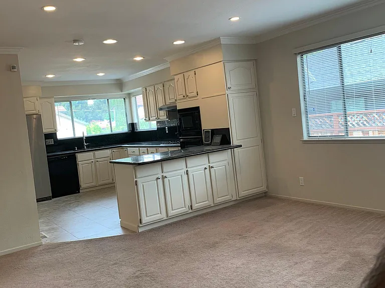 752 Edge Ln — Photo 8