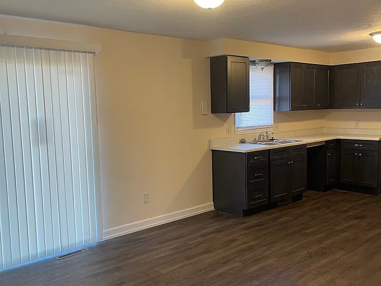 220 W Broadmoor St — Photo 2