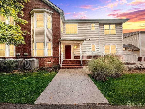 118 Forest Dr, Piscataway, NJ 08854