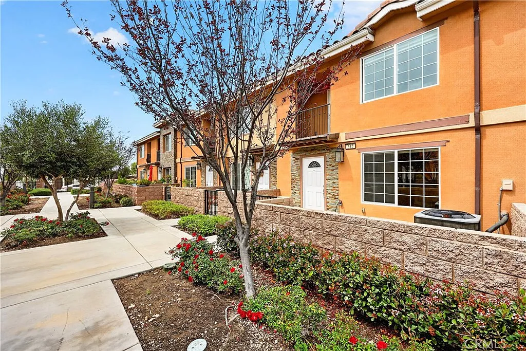 3 bed, 2.5 bath, 1465 sqft, $3,150 — Photo 2