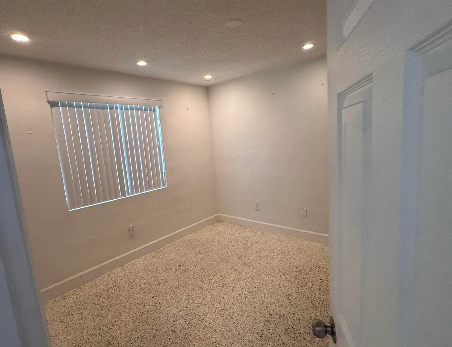 2 bed, 1.0 bath, 5350 sqft, $2,300 — Photo 3