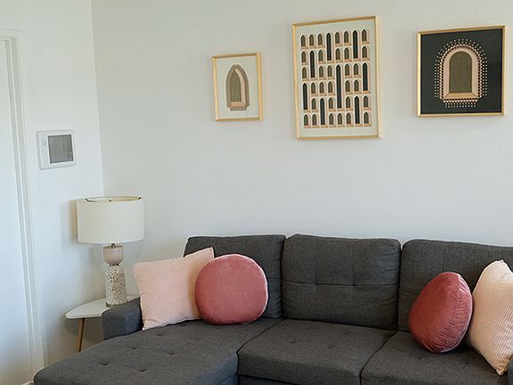 1/1 Living room