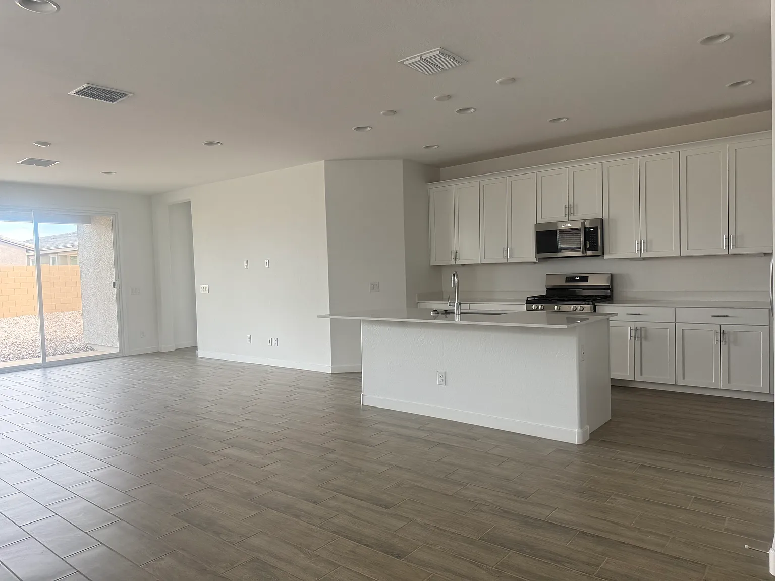 2890 E Frontiersman Ln — Photo 3