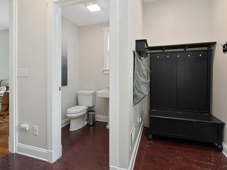 131 E Oakland Ave — Photo 9