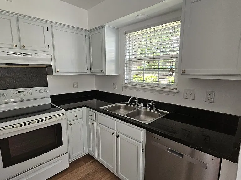 1058 Planters Pl — Photo 2