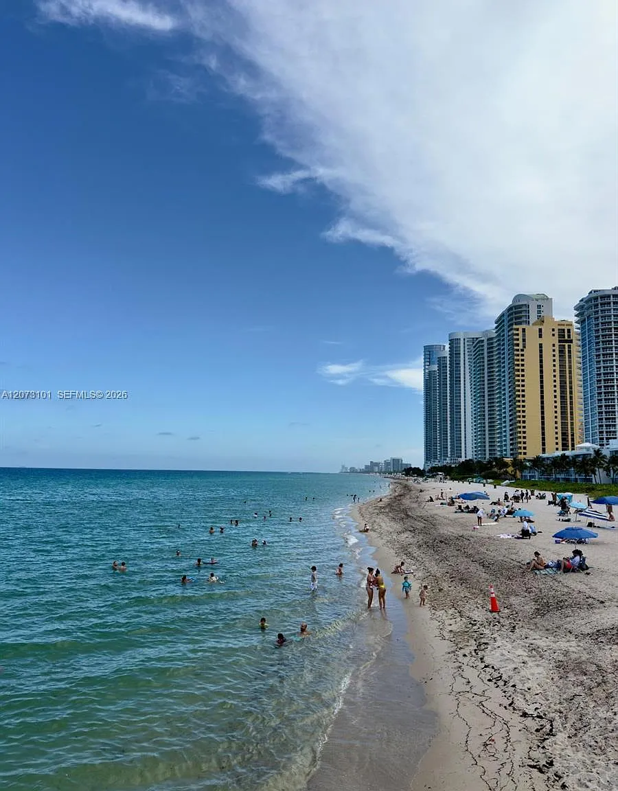La Perla Condo — Photo 4