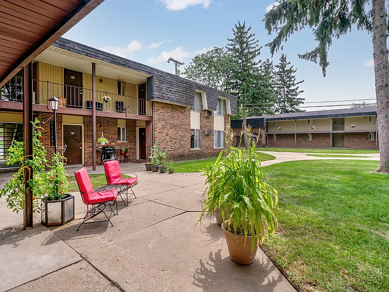 Waverly House Apartments — Photo 12