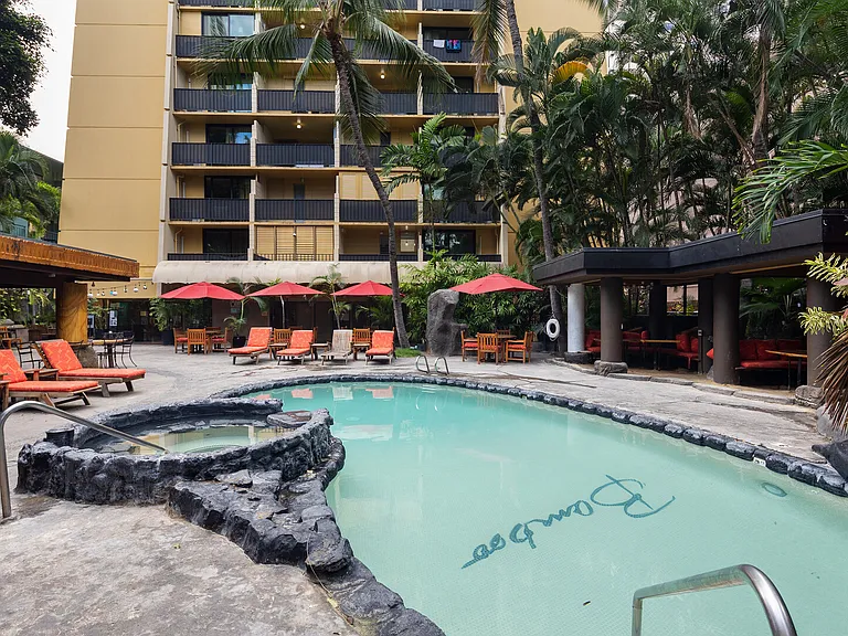Kuhio Ave — Photo 15