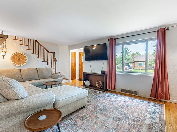 3rd image of 704 Oakview Dr