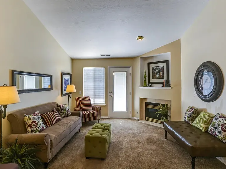 Sterling Pointe Apartments — Photo 40