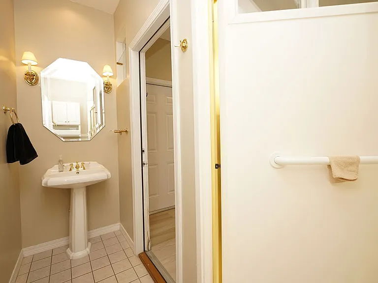 1534 Glenlake Cir — Photo 42