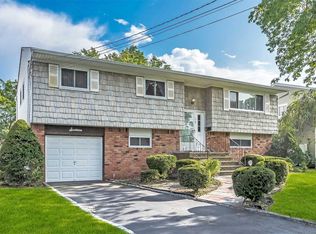 16 Lagoon Blvd, Massapequa, NY 11758