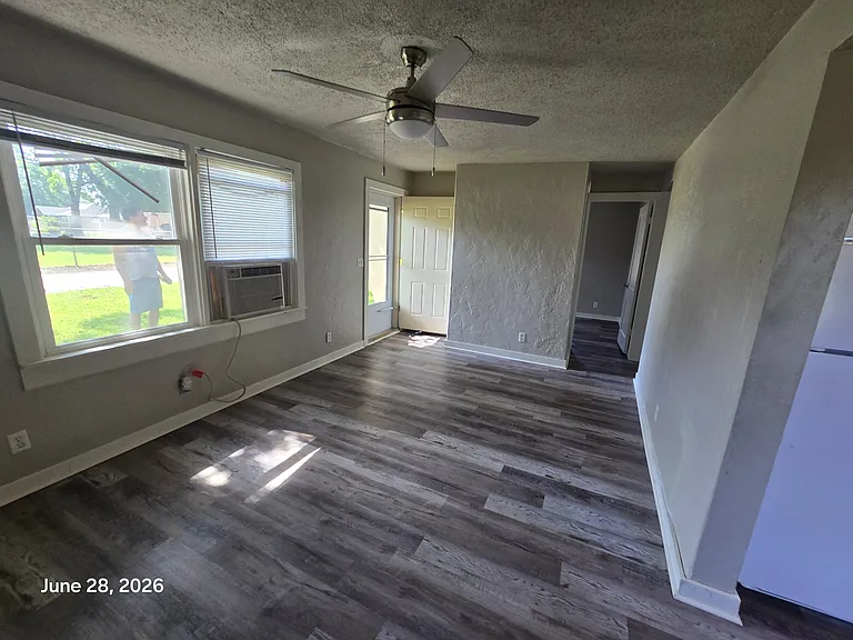 307 W Rollins Pl — Photo 7