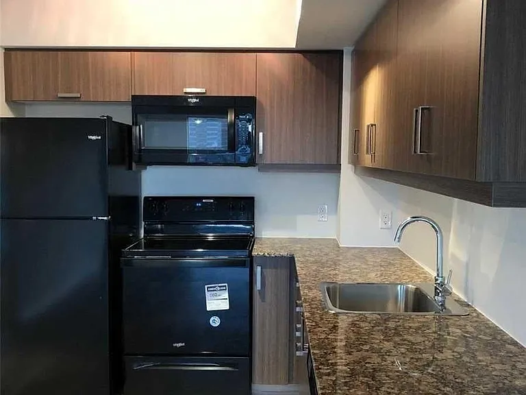 30 Meadowglen Pl #313 — Photo 4