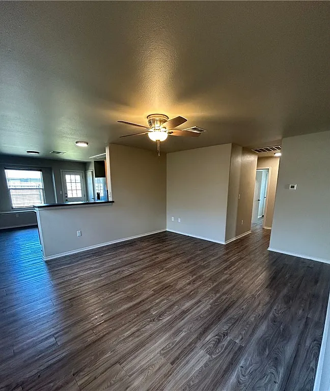 3 bed, 2.0 bath, 1367 sqft, $1,795 — Photo 2