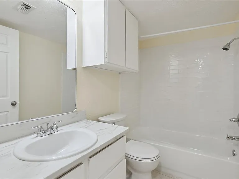 2401 Leon St #210 — Photo 19